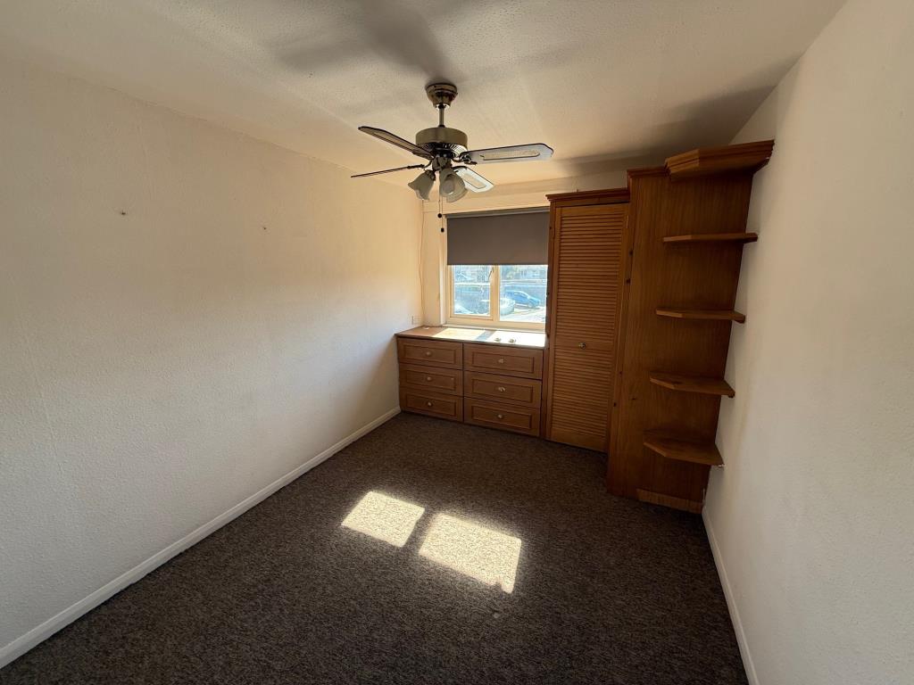 Lot: 161 - THREE-BEDROOM HOUSE WITH GARAGE - Third bedroom